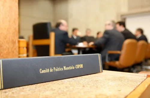 Comitê do Banco Central reduz taxa básica de juros do Brasil a 14% ao ano