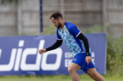 CSA treina no Rei Pelé e terá mudança na escalação