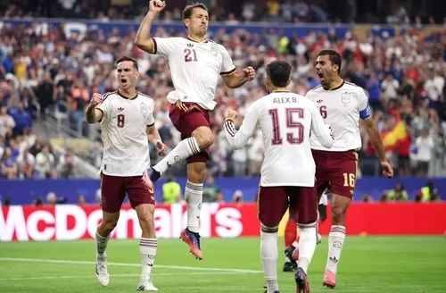 Espanha domina, elimina a França e garante vaga na final
