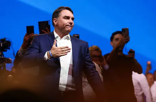 Flávio aciona STF contra Lula por fala sobre ‘enforcar traidores’