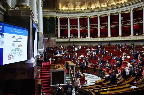 França proíbe acesso de menores de 15 anos às redes sociais