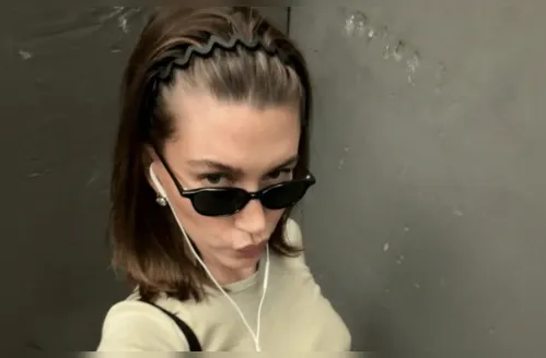 Hailey Bieber resgata icônica tiara ondulada