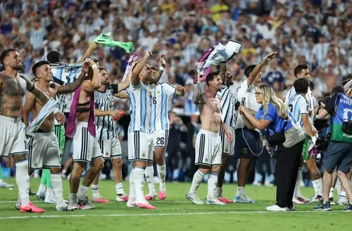 Inglaterra e Argentina duelam por última vaga na final da Copa