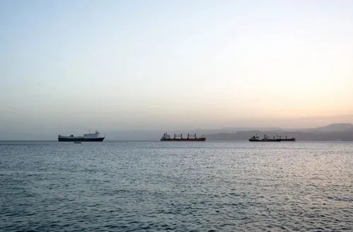 Irã orienta grupo Houthi a fechar rota do Mar Vermelho