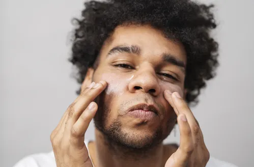 Mais do que estética: a pele também fala sobre a saúde do homem