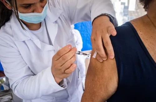 Por que manter a caderneta de vacinação em dia é essencial após os 60 anos