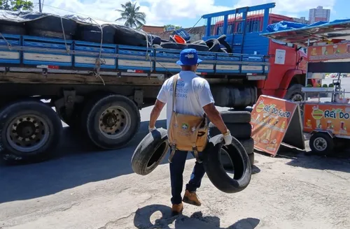 Prefeitura recolhe pneus em terrenos baldios, borracharias e ferros-velhos em Maceió