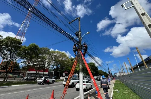 Projeto Poste Limpo avança na Fernandes Lima com remoção de fiação obsoleta
