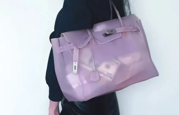 Jelly Firkin: a "Birkin" de plástico que virou febre