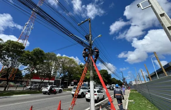 Projeto Poste Limpo avança na Fernandes Lima com remoção de fiação obsoleta