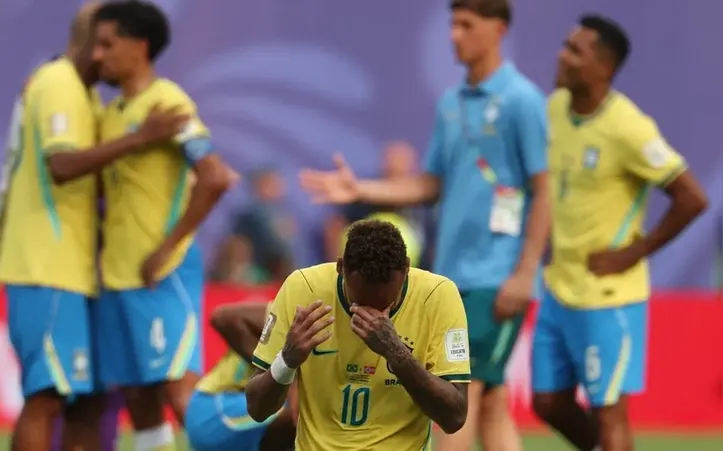 Neymar chora de joelhos no chão após a queda do Brasil nas oitavas de final da Copa do Mundo