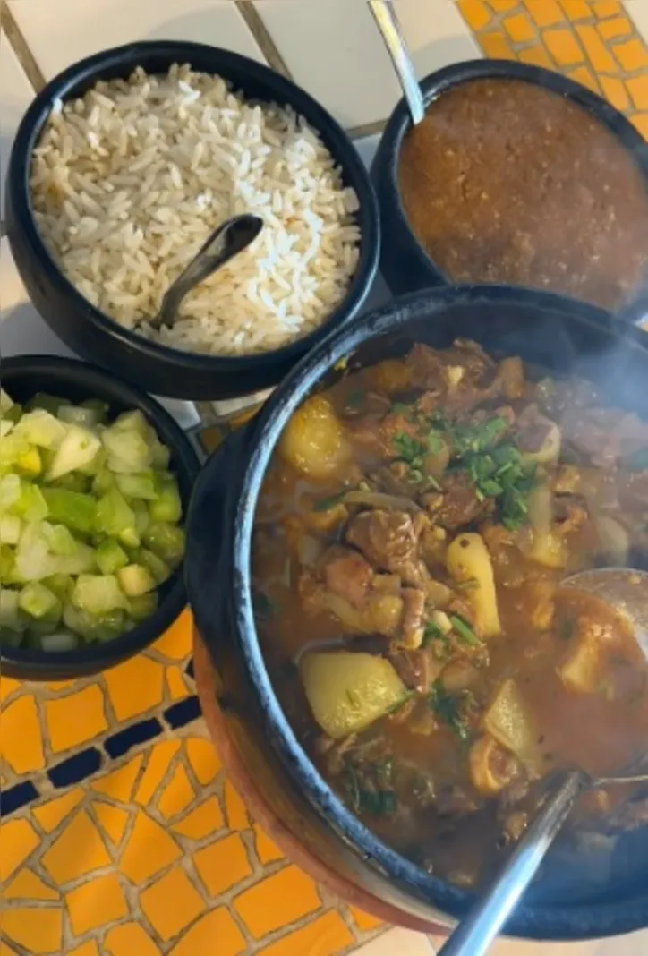 Imagem ilustrativa da imagem Aki Perto: petiscos caprichados e um dos melhores cordeiros guisados