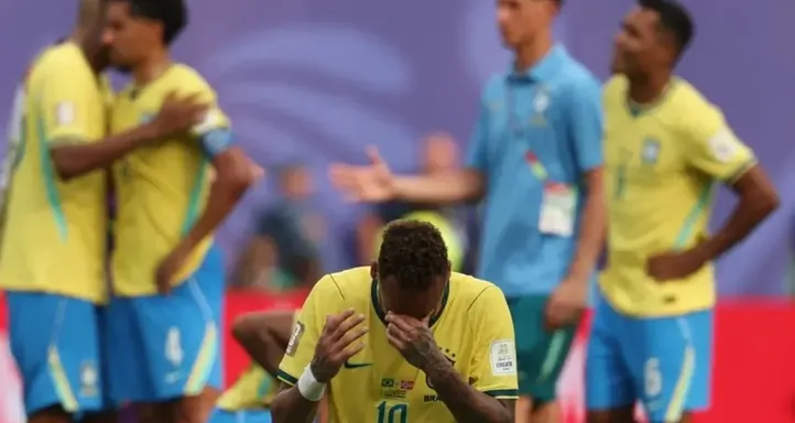 Neymar chora após a eliminação do Brasil pela Noruega