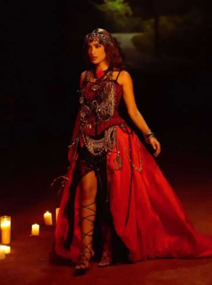 Imagem ilustrativa da imagem Anitta une moda brasileira e fé nos figurinos de Equilibrium