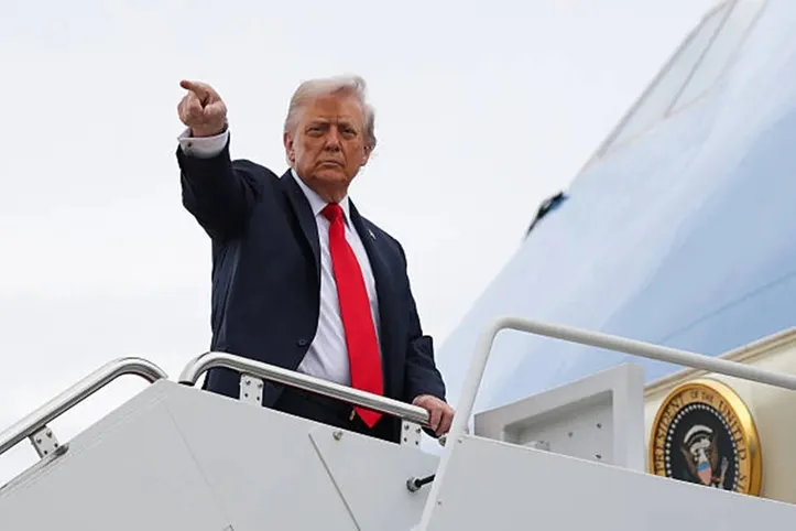 Trump foi transferido discretamente para avião militar