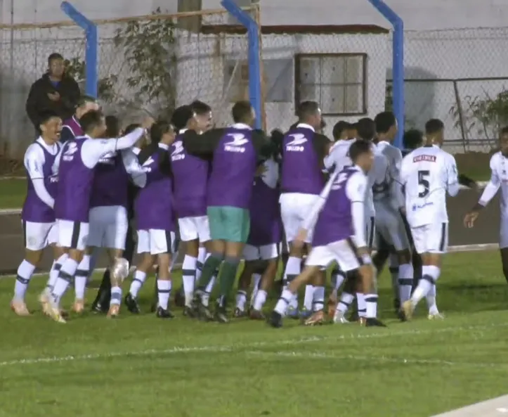 Jogadores do ASA comemoram virada sobre o Ivinhema