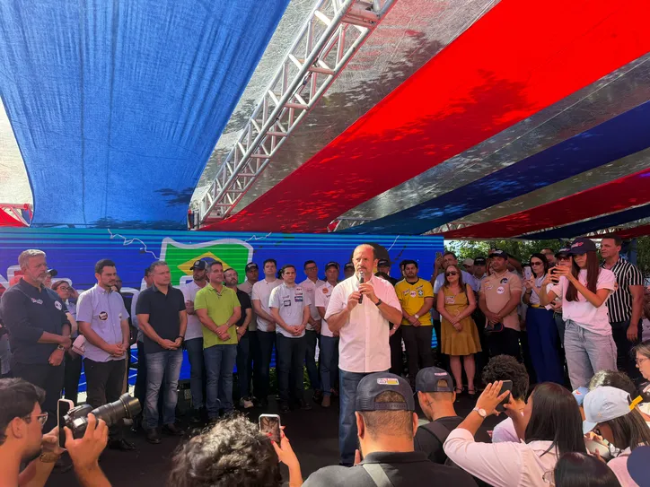 Durante evento de lançamento de pré-candidatura, Antônio Albuquerque adotou tom pragmático ao justificar composições políticas