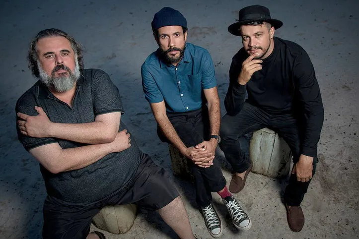 A Gato Negro é uma banda arapiraquense formada por Paulo Franco (vocal e guitarra), André Tenório (baixo) e Wilson (bateria)