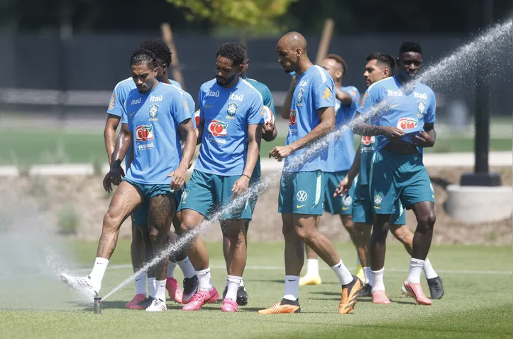 Seleção Brasileira durante treinamento para enfrentar a Noruega