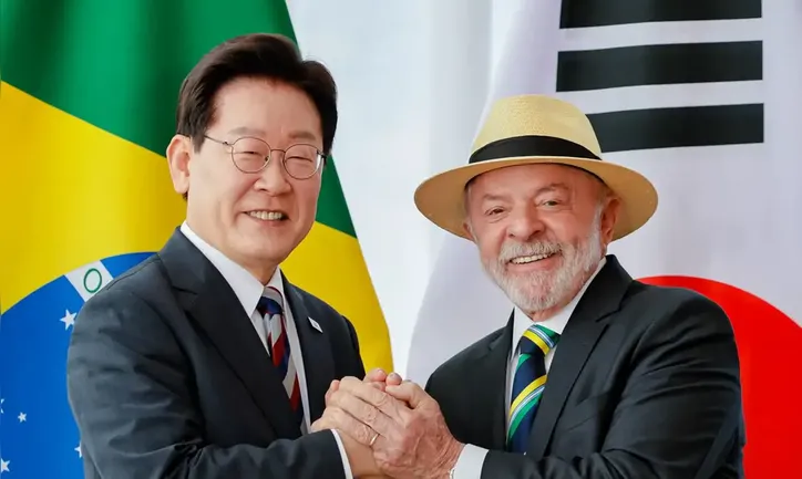 Lula e Lee Jae Myung posam para fotos depois de reunião