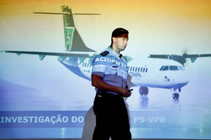 Tenente-coronel Paulo Mendes Fróes apresenta relatório do voo