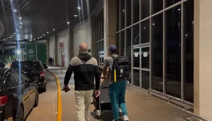 Danilo quando chegou ao Brasil em avião da CBF após a eliminação da Seleção Brasileira na Copa do Mundo