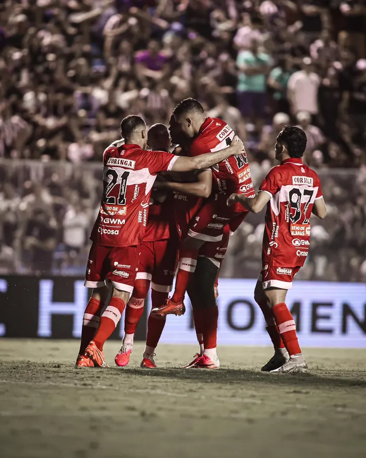Jogadores do CRB comemoram com Mikael o gol da vitória