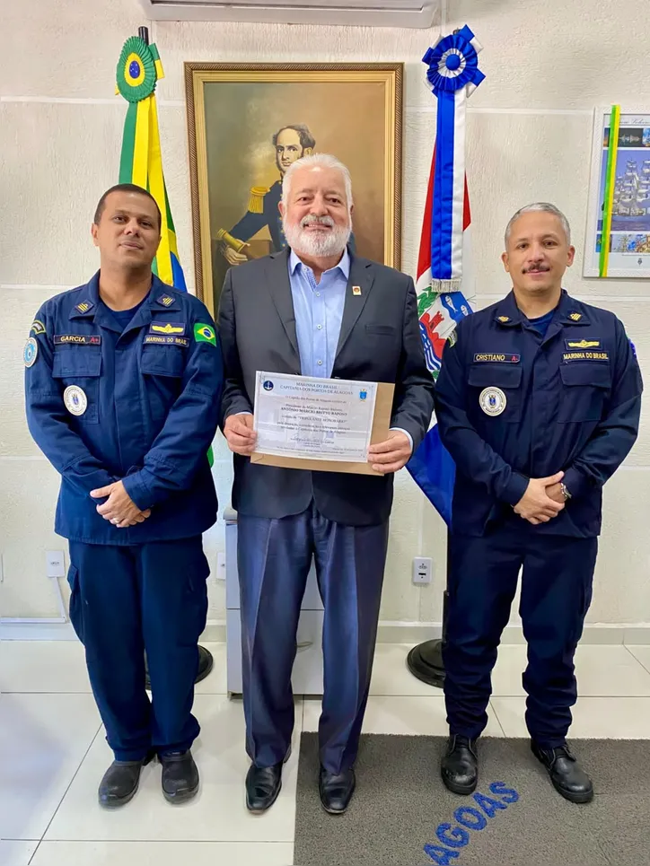 Empresário MÁRCIO RAPÔSO recebeu título de Tripulante Honorário da Marinha do Brasil das mãos do Capitão de Fragata e comandante RODRIGO GARCIA e do novo comandante dos Portos de Alagoas, CRISTIANO MUNIZ