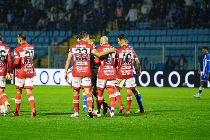 Bressan (22) marcou o gol do quarto triunfo seguido do CRB