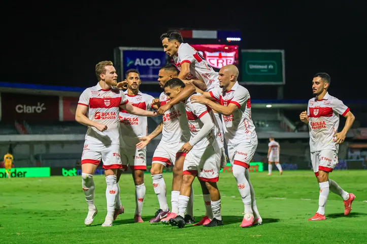 Jogadores comemoram vitória regatiana sobre o Náutico