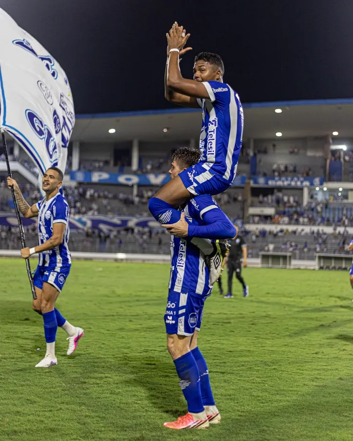 Cadu comemora após marcar o gol da classificação do CSA