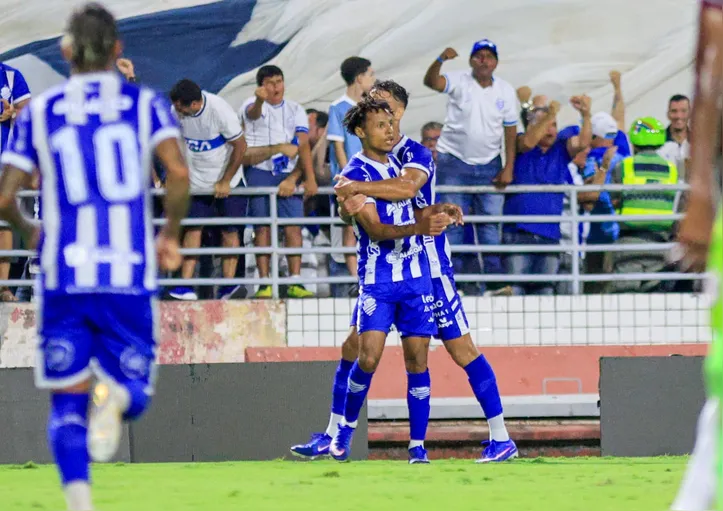 Rian Santana fez o segundo gol do Azulão na vitória por 4x0