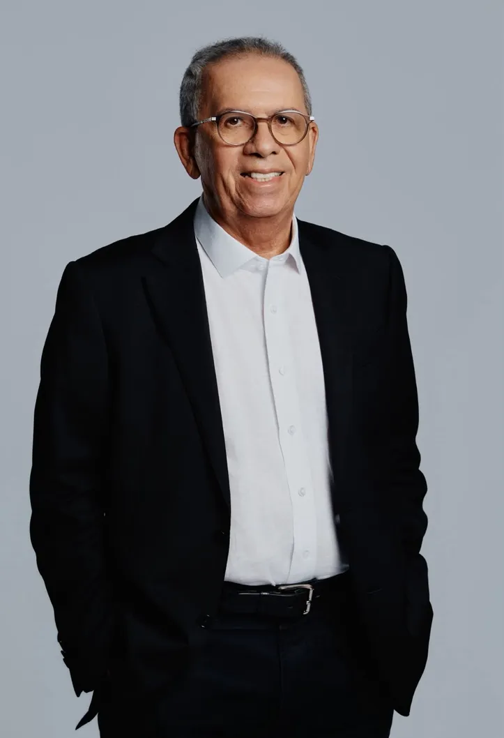 O médico ARNON FARIAS CAMPOS, responsável técnico pelo CDR e diretor regional da Associação Brasileira dos Centros de Diálise e Transplante, destaca-se pela trajetória marcada pela dedicação ao fortalecimento da saúde em Alagoas