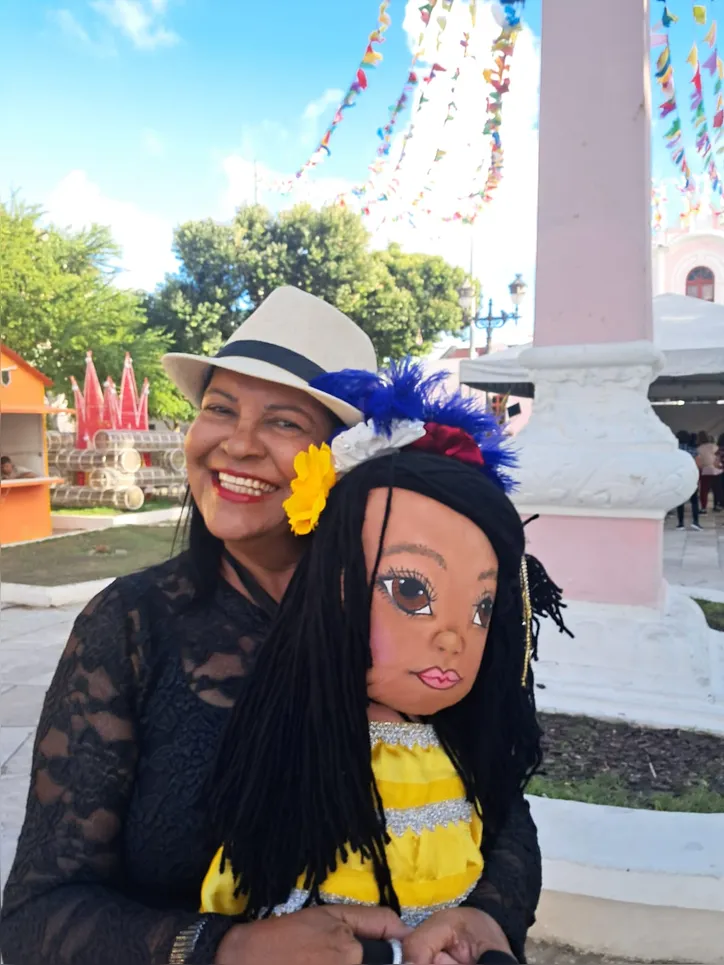 Bonecos de pano ganham vida pelas mãos da escritora Márcia de Assis