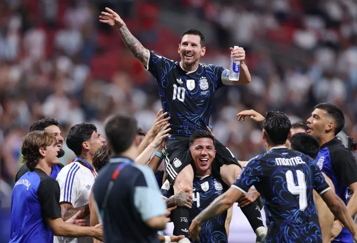 Argentinos garantiram a classificação ao vencer a Inglaterra de virada por 2 a 1