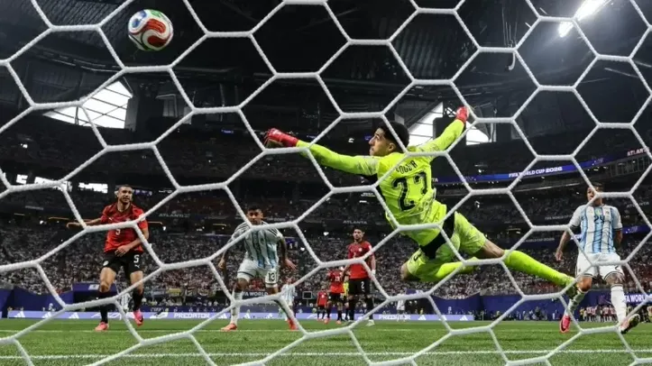 Cristian Romero, da Argentina, marca gol de cabeça contra Egito