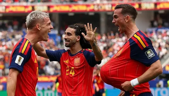 Jogadores da Espanha celebrando o gol diante da Bélgica