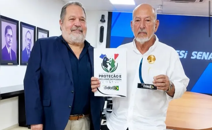 O presidente da FIEA, JOSÉ CARLOS LYRA DE ANDRADE (à direita), recebeu das mãos do jornalista PEDRO OLIVEIRA o Troféu Dom Hélder Câmara de Lideranças Alagoanas, concedido pelo Instituto Cidadão