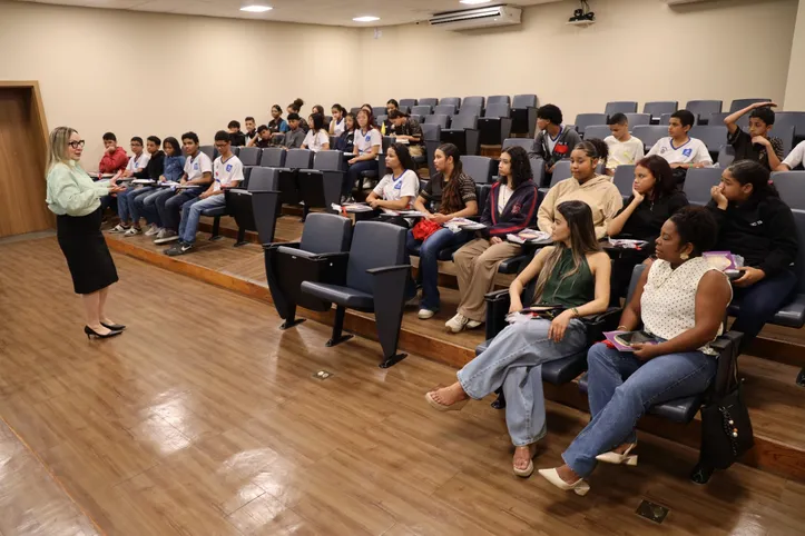 Imagem ilustrativa da imagem Estudantes conhecem atuação do MPAL e aprendem sobre direitos previstos no ECA