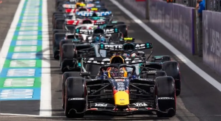 Pilotos alinhados no pitlane para o Grande Prêmio da Hungria