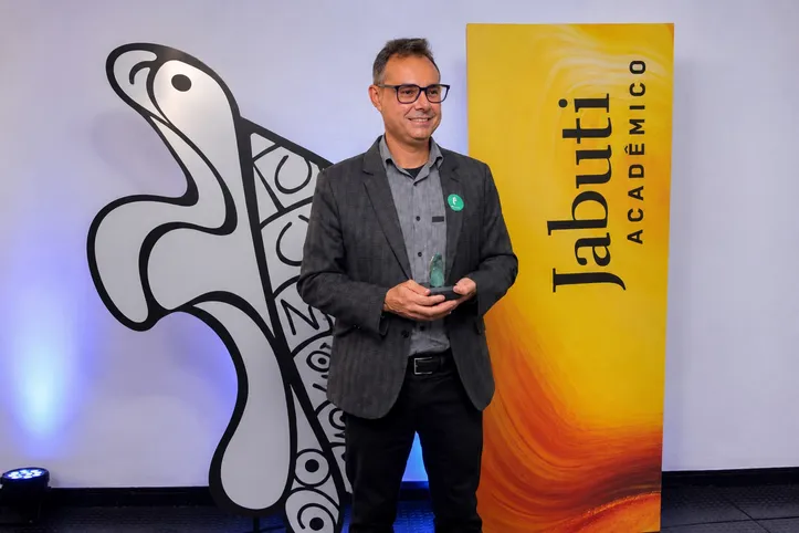 O professor FÁBIO LINS, do curso de Direito do Cesmac, venceu o Prêmio Jabuti Acadêmico 2026, na categoria Administração Pública, com a obra Drummond e a Administração Pública. O resultado foi divulgado nesta semana e representa um reconhecimento nacional à produção científica desenvolvida pelo docente