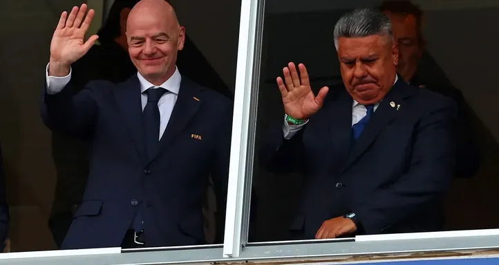 Gianni Infantino com o presidente da AFA, ‘Chiqui’ Tapia