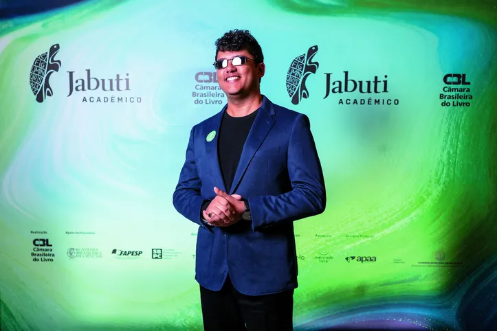 O alagoano Fillipi Nascimento, vencedor do Jabuti, durante a cerimônia de premiação, em São Paulo