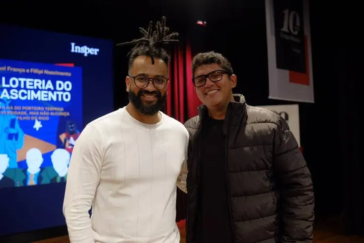 Michael França e o alagoano Fillipi Nascimento, autores do livro "A Loteria do Nascimento", vencedor do Jabuti