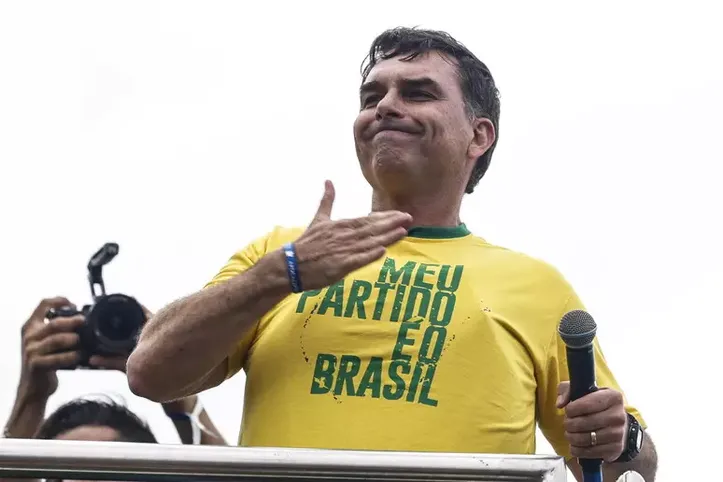 O bolsonarista subiu em um trio elétrico por volta das 11h30 ao lado da esposa
