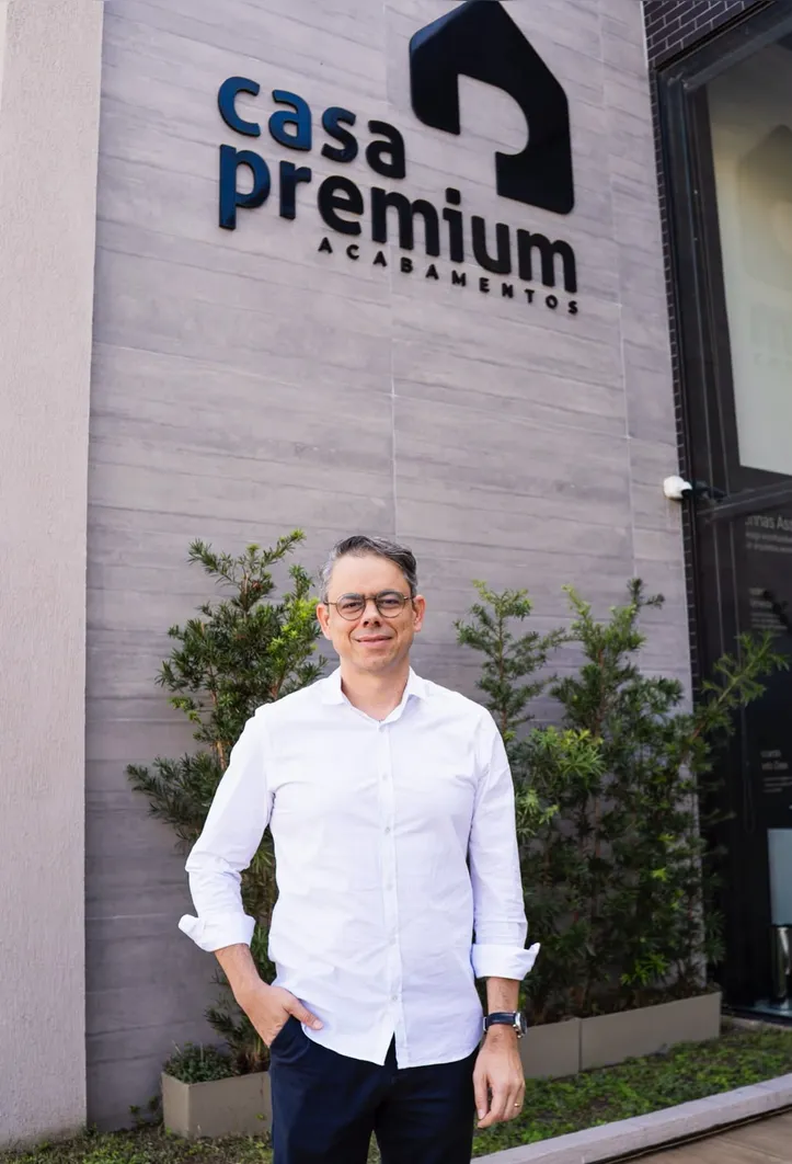 Diretor Comercial da Paragominas Home Center, FERNANDO GINELI SERAFIM se destaca pela visão de mercado, fortalecimento de relacionamentos e foco em resultados. Sua liderança estratégica contribui para consolidar parcerias e impulsionar novos negócios