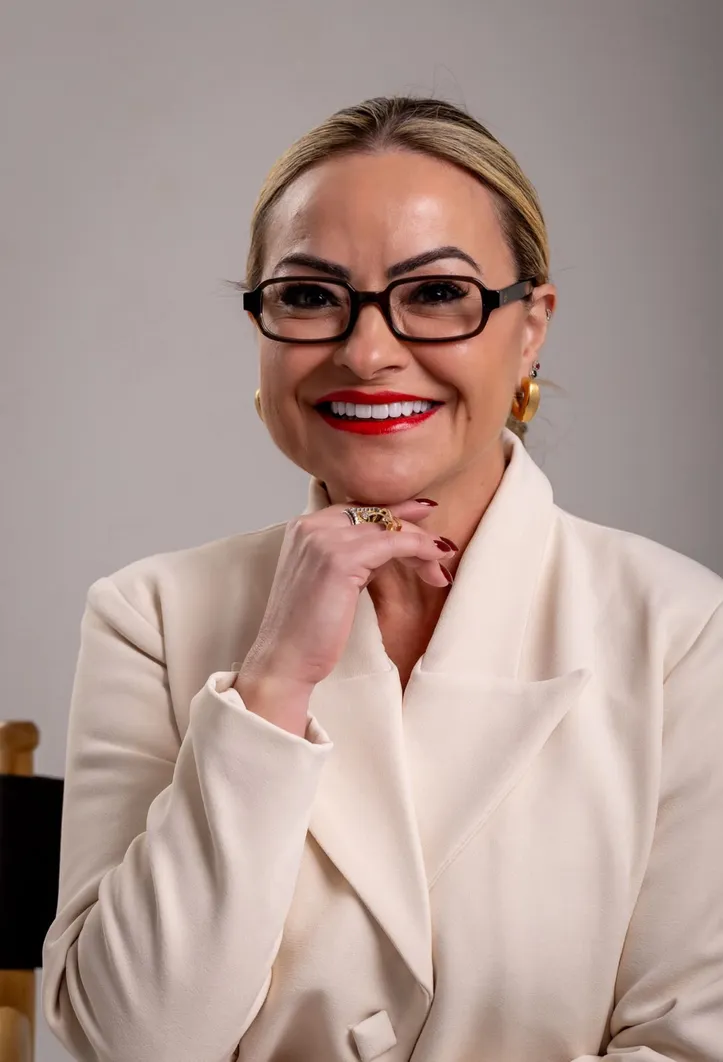 A empresária ALESSANDRA NUTELS lança nesta quinta-feira (6) a sua linha de óculos autoral. A primeira edição da Coleção Lótus estará à venda na loja FluLook da Ponta Verde