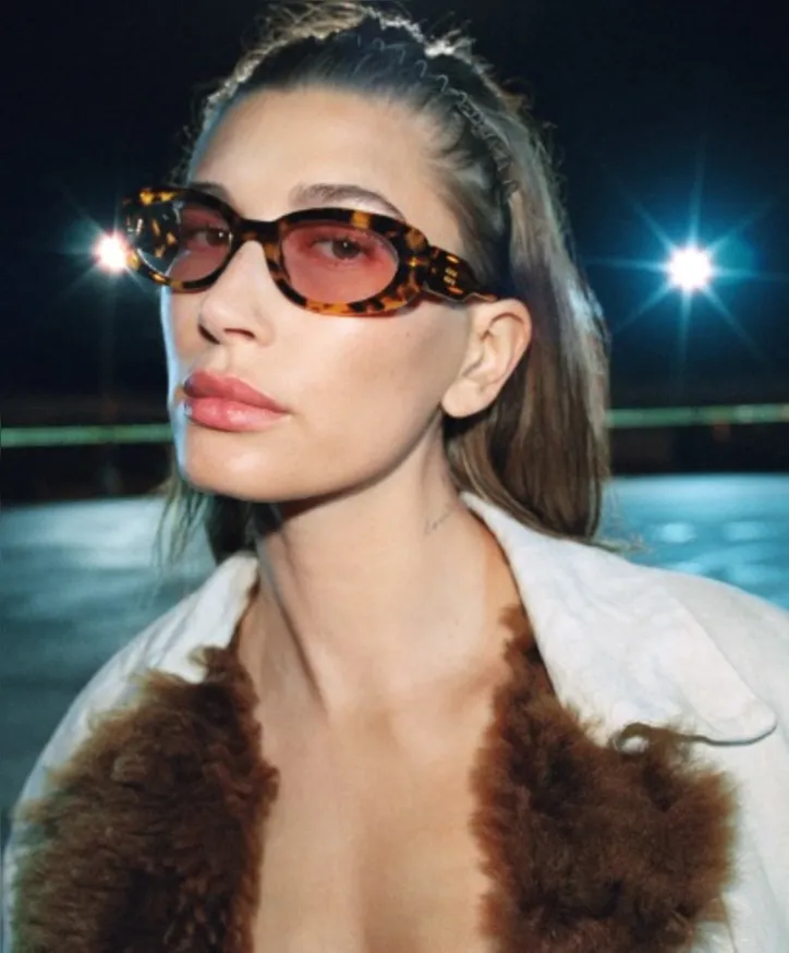 Imagem ilustrativa da imagem Hailey Bieber resgata icônica tiara ondulada