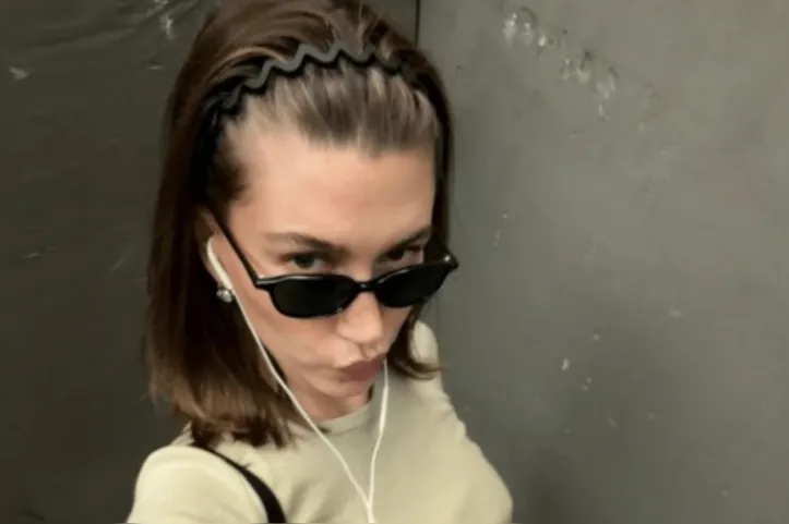 Imagem ilustrativa da imagem Hailey Bieber resgata icônica tiara ondulada
