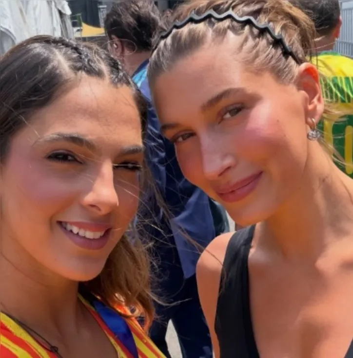 Imagem ilustrativa da imagem Hailey Bieber resgata icônica tiara ondulada